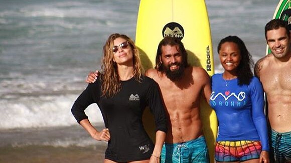 Grazi Massafera ganha elogios ao mostrar aula de surfe em Noronha: 'Que corpo!'