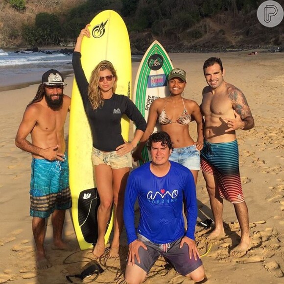 Grazi Massafera está aproveitando sua passagem por Fernando de Noronha para aprender a surfar