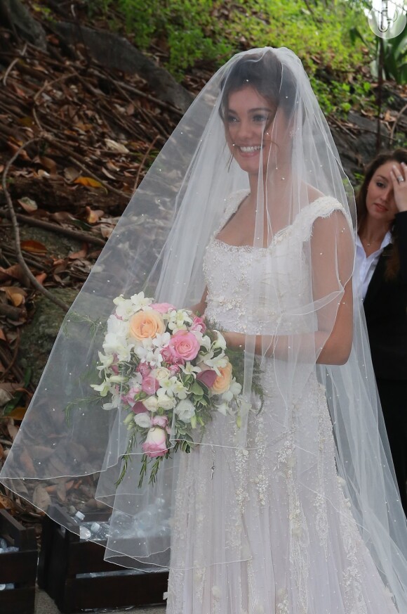 Sophie Charlotte optou por um estilo clássico para o casamento com Daniel de Oliveira. A atriz usou um vestido longo branco da grife Martu acompanhado de véu e grinalda