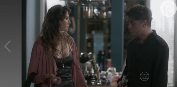Natasha (Lavínia Vlasak) orienta Arthur a contar a verdade sobre sua condição sexual para Carolina (Juliana Paes)