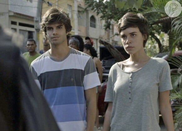 Fabinho (Daniel Blanco) volta com Leila (Carla Salle) à comunidade próxima ao rio Tamanduá e é se mete numa confusão com policiais, na novela 'Totalmente Demais', em dezembro de 2015