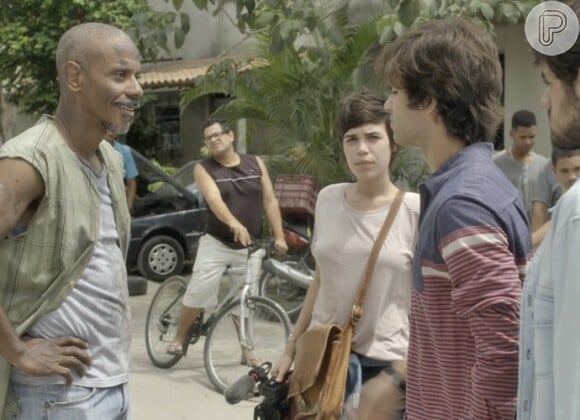 Os moradores reagem mal e rodeiam Fabinho (Daniel Blanco) e Leila (Carla Salle), em cena da novela 'Totalmente Demais'
