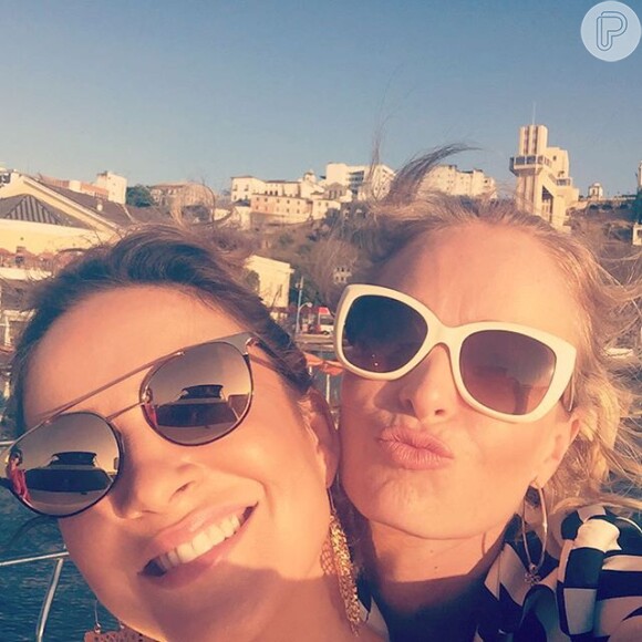 Angélica compartilhou uma foto em seu Instagram na qual aparece de rostinho colado com Claudia Leitte. As duas andaram de lancha durante uma entrevista para o 'Estrelas'