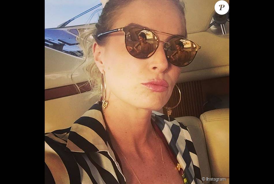 Angelica com tatuagem douradas Angelica Faz Biquinho Dentro Da Lancha E Claudia Leitte Aparece No Reflexo Das Lentes Do Oculos Da Apresentadora Purepeople