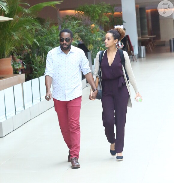 Taís Araújo e Lázaro Ramos almoçam e passeiam juntinhos em shopping