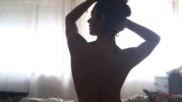 Isis Valverde comemora 3 milhões de seguidores no Instagram com topless: 'Diva'