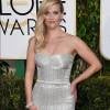Reese Witherspoon usou vestido brilhoso Calvin Klein e joias avaliadas em R$ 4 milhões na premiação Globo de Ouro 2015
