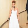Com look estiloso, Rihanna caprichou e escolheu vestido branco longo de veludo da grife Ellery, avaliado em cerca de R$ 9.457