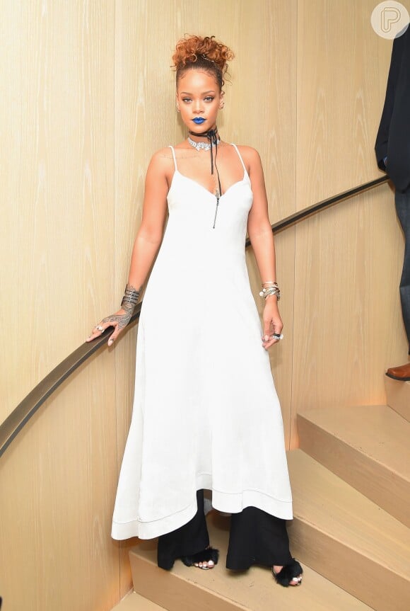 Com look estiloso, Rihanna caprichou e escolheu vestido branco longo de veludo da grife Ellery, avaliado em cerca de R$ 9.457