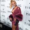 Beyoncé atraiu olhares durante evento beneficente organizado pelo marido, Jay Z. Só o vestido superdecotado e fendado da cantora custou R$ 9 mil