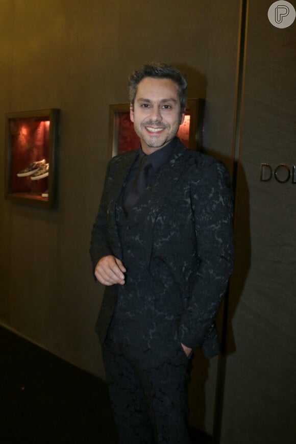 E os homens também não poupam na hora de se vestir. Alexandre Nero usou, durante inauguração em São Paulo de loja da grife Dolce & Gabbana, terno florido de R$ 30 mil da marca