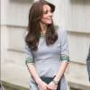 Com pedras turquesas nas golas e mangas, só o vestido que compôs o look da duquesa Kate Middleton durante visita em escola custou R$ 5.700