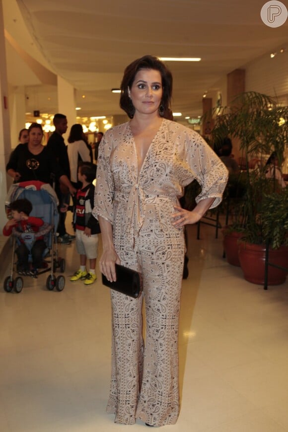 Em agosto, Deborah Secco usou look simples exibindo a barriga de cinco meses de gravidez. Só o macacão usado pela atriz custou R$ 2.800