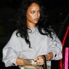 Em janeiro, Rihanna jantou com uma amiga usando um look superdespojado, mas bem caro: a produção custou mais de R$ 62 mil. O item mais caro foi a pulseira Jacquie Aiche, de cerca de R$ 16.410