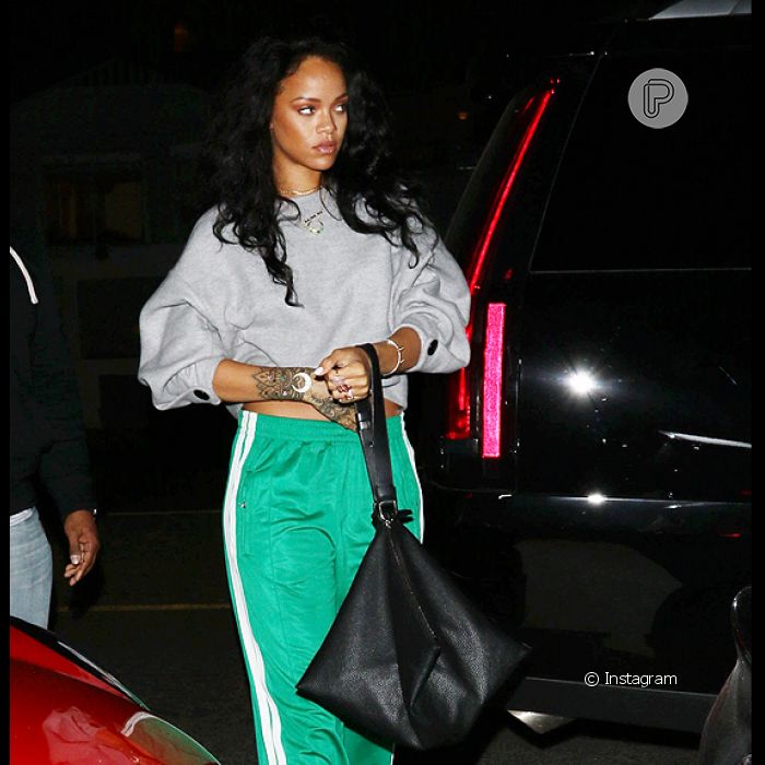 Em janeiro, Rihanna jantou com uma amiga usando um look superdespojado, mas  bem caro: a produção custou mais de R$ 62 mil. O item mais caro foi a  pulseira Jacqu - Purepeople