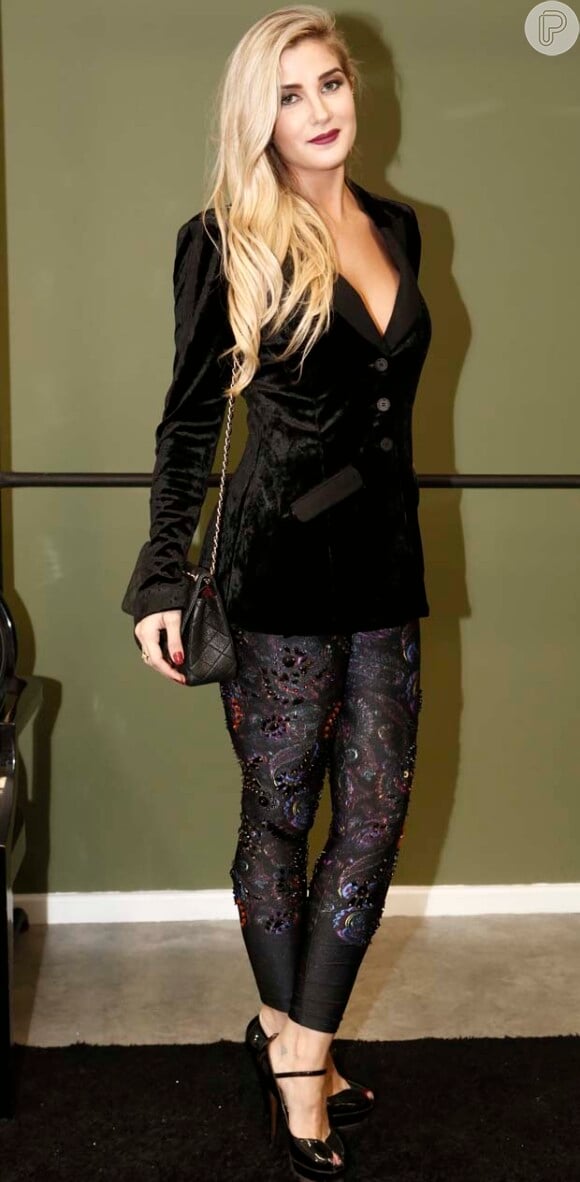 Na final do 'Big Brother Brasil', a ex-BBB Aline Gotschalg usou look de R$ 130 mil. Compunham a produção um blazer decotado Armani, calça Louis Vuitton, sapatos Yves Saint Laurent e bolsa Chanel.