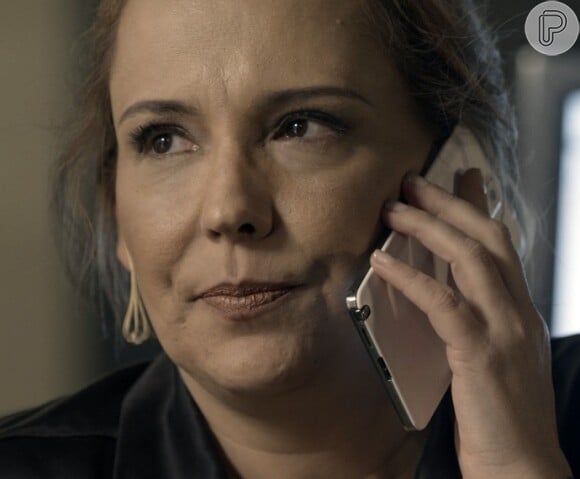 Emília (Ana Beatriz Nogueira) telefona para Luiz (Carlos Vereza) e pede que ele não pague o que deve a Felipe (Rafael Cardoso), na novela 'Além do Tempo'