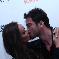 Sidney Sampaio e a noiva, Carol Nakamura, trocam beijos em evento de moda