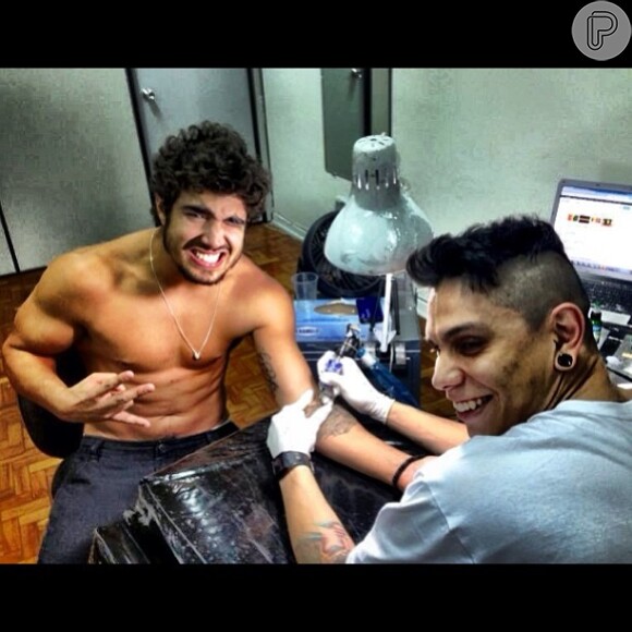 Caio Castro também retocou a tatuagem do leão com dreads na juba que tem no antebraço esquerdo
