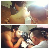Caio Castro faz tatuagem positiva nas costas: 'Não há quem me derrube'