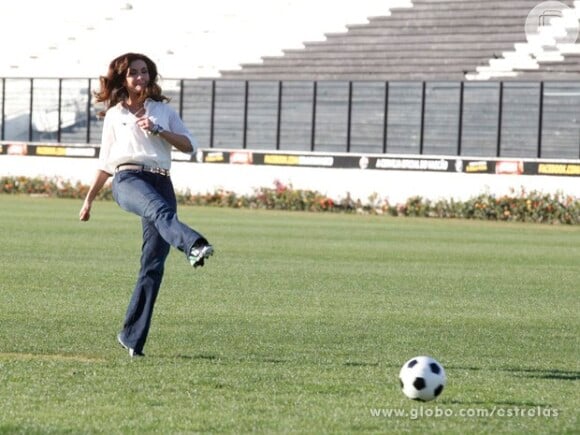 Fátima Bernardes bate pênalti no campo do Vasco da Gama em gravação do 'Estrelas'