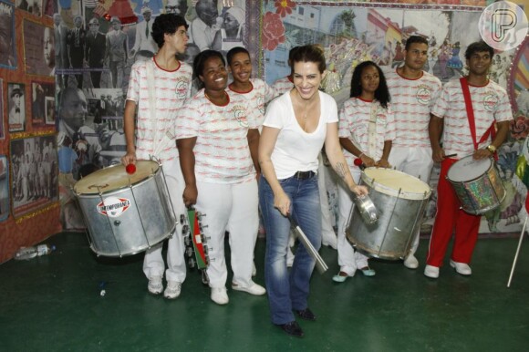 Cleo Pires cai no samba e dá muitas gargalhadas em 13 de dezembro de 2012 no Rio