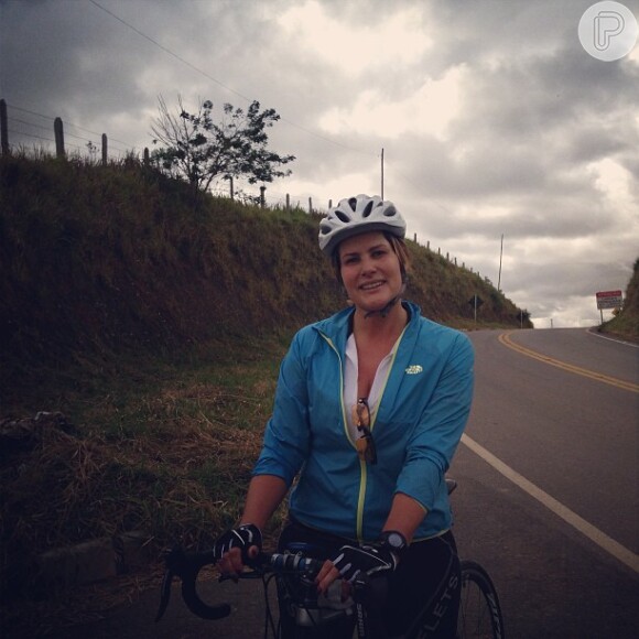 Renata Ceribelli compartilha com frequência fotos andando de bicicleta: 'Minha paixão', escreveu ela na legenda