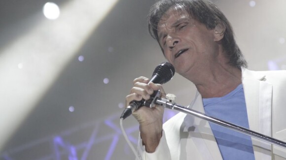Roberto Carlos surpreende ao cantar música remixada em show no Maracanãzinho