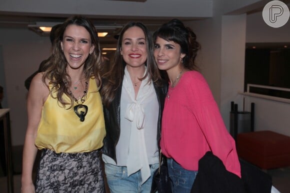 Sarah Oliveira, Gabriela Duarte e Maria Ribeiro posam juntas para fotos