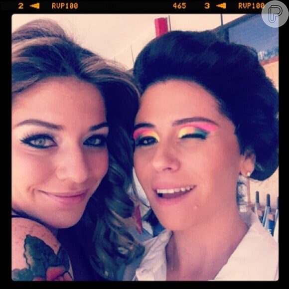 Giovanna Antonelli também tirou uma foto com Luma Costa nos bastidores de 'Pé na Cova'