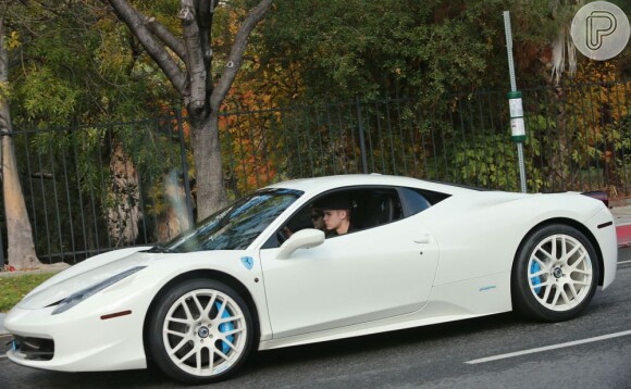 Justin Bieber dirigia a sua Ferrari Branca quando foi parado em uma blitz