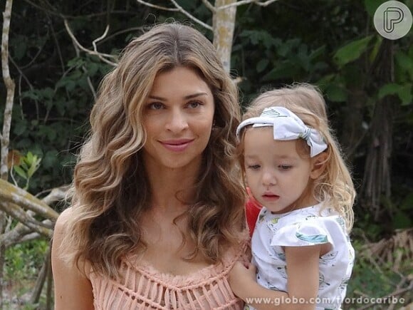 Ester (Grazi Massafera) também é mãe de Laurinha (Serena e Vitória Lovatel), filha que teve com Alberto (Igor Rickli), em 'Flor do Caribe'