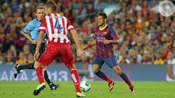 Neymar é ovacionado pelos torcedores do Barcelona em sua primeira final pelo time na Supercopa da Espanha, em que o craque levou o título