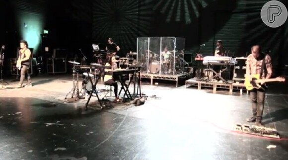 No vídeo, Gaga apareceu tocando teclado e percussão, acompanhada por mais cinco músicos