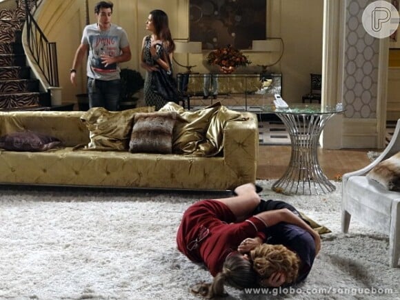 Tina (Ingrid Guimarães) e Bárbara (Giulia Gam) rolam no chão, aos tapas, em 'Sangue Bom'