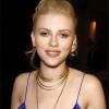 Scarlett Johansson escolheu colar da grife brasileira de joias H. Stern para combinar com o vestido azul