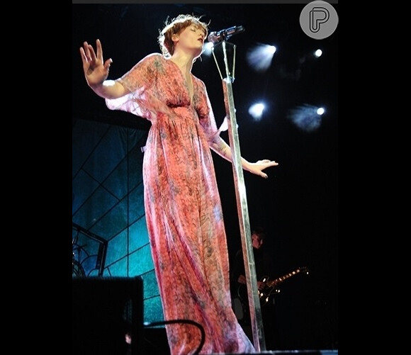 Florence Welch usou um look assinado por Carlos Miele em seu show