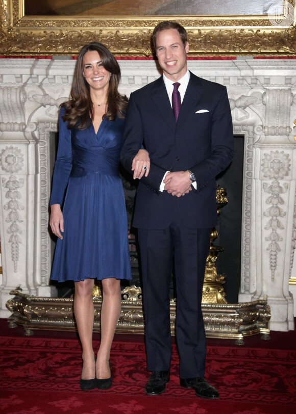 Kate Middleton usou uma criação de Daniella Helayel no seu noivado. A estilista ficou bastante conhecida por ter feito o vestido da duquesa de Cambridge em uma ocasião tão especial