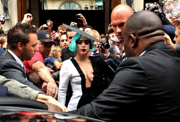 Lady Gaga um modelo do estilista brasileiro Pedro Lourenço em viagem de divulgação do álbum 'Born This Way' em 2011, em Paris, na França