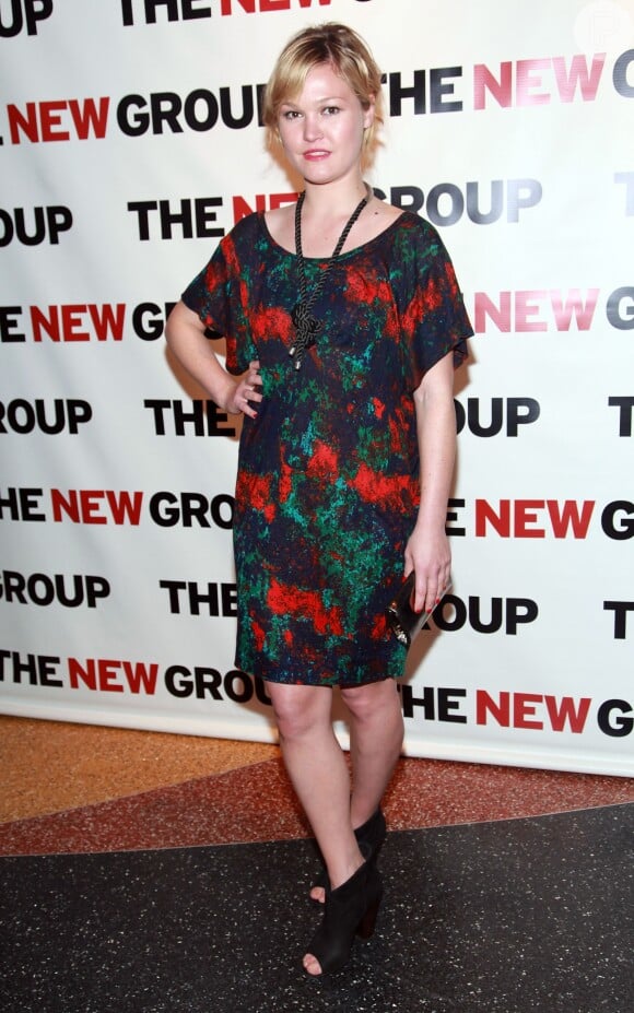 Julia Stiles, atriz de filmes como 'A Identidade Bourne', 'O Sorriso de Monalisa' e '10 Coisas Que Eu Odeio em Você', escolheu um look da Osklen para um evento em 4 de abril de 2011, em Nova York