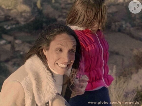 Alejandra (Maria Maya) ameaça jogar Paulinha (Klara Castanho) de um precipício, em 'Amor à Vida'