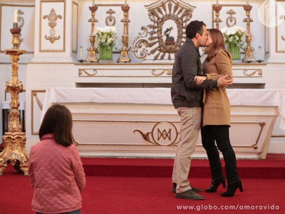 Paloma (Paolla Oliveira) aceita se casar com Bruno (Malvino Salvador)< em 'Amor à Vida'