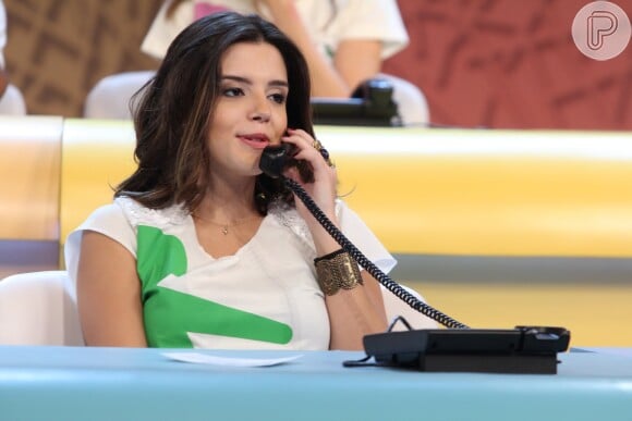 Giovanna Lancellotti atende uma ligação para o 'Criança Esperança'