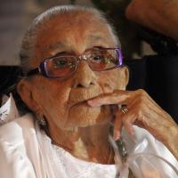 Dona Canô, mãe de Caetano Veloso e Maria Bethânia, tem discreta melhora na saúde