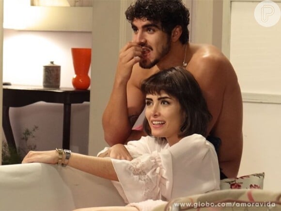 Patrícia (Maria Casadevall) e Michel (Caio Castro) são expulsos do apartamento de Perséfone (Fabiana Karla), em 'Amor à Vida'