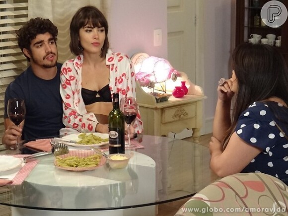 Perséfone (Fabiana Karla) põe Patrícia (Maria Casadevall) e Michel (Caio Castro) para fora de sua casa, em 'Amor à Vida', em 12 de setembro de 2013
