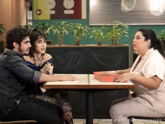 Michel (Caio Castro) e Patrícia (Maria Casadevall) convencem Perséfone (Fabiana Karla) a deixá-los usar seu apartamento para namorar, em 'Amor à Vida'