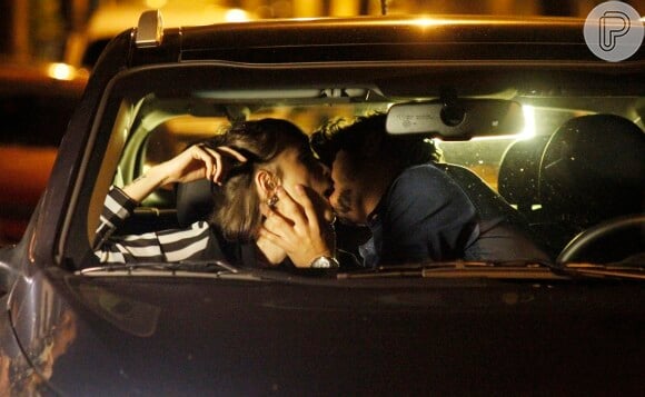Patrícia (Maria Casadevall) e Michel (Caio Castro) também namoram no carro, em 'Amor à Vida'