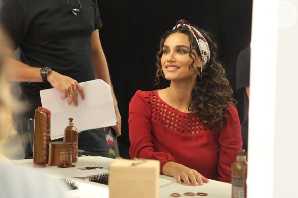 Débora Nascimento participa de campanha com consumidoras dos produtos de cabelos