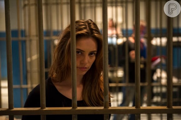 Por causa da armação de Alejandra (Maria Maya), Paloma (Paolla Oliveira) vai parar na cadeia e é agredida, em 'Amor à Vida'